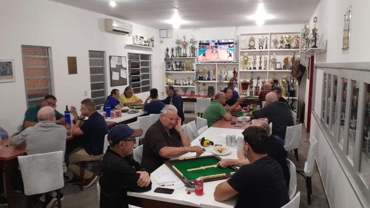 Associados do Mannerriege reunidos na sede do clube