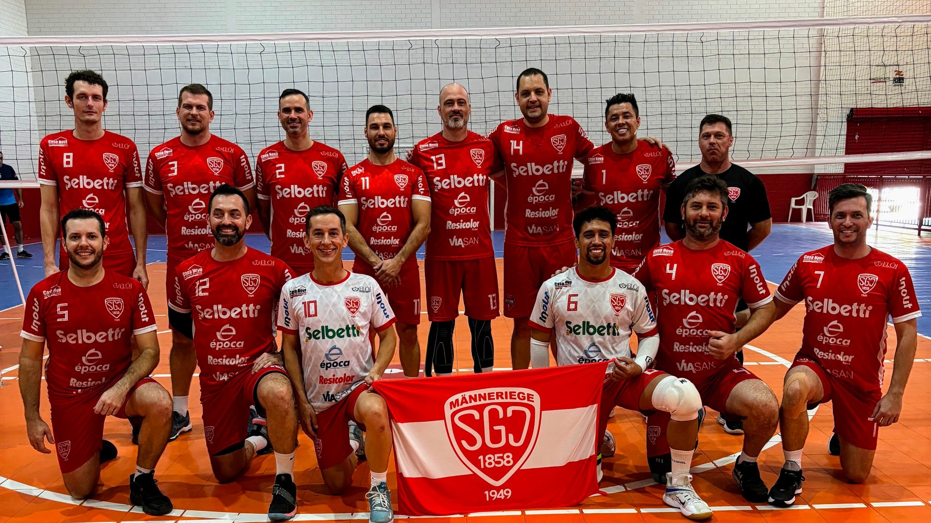 Equipe Mannerriege reunida na quadra com a bandeira do clube