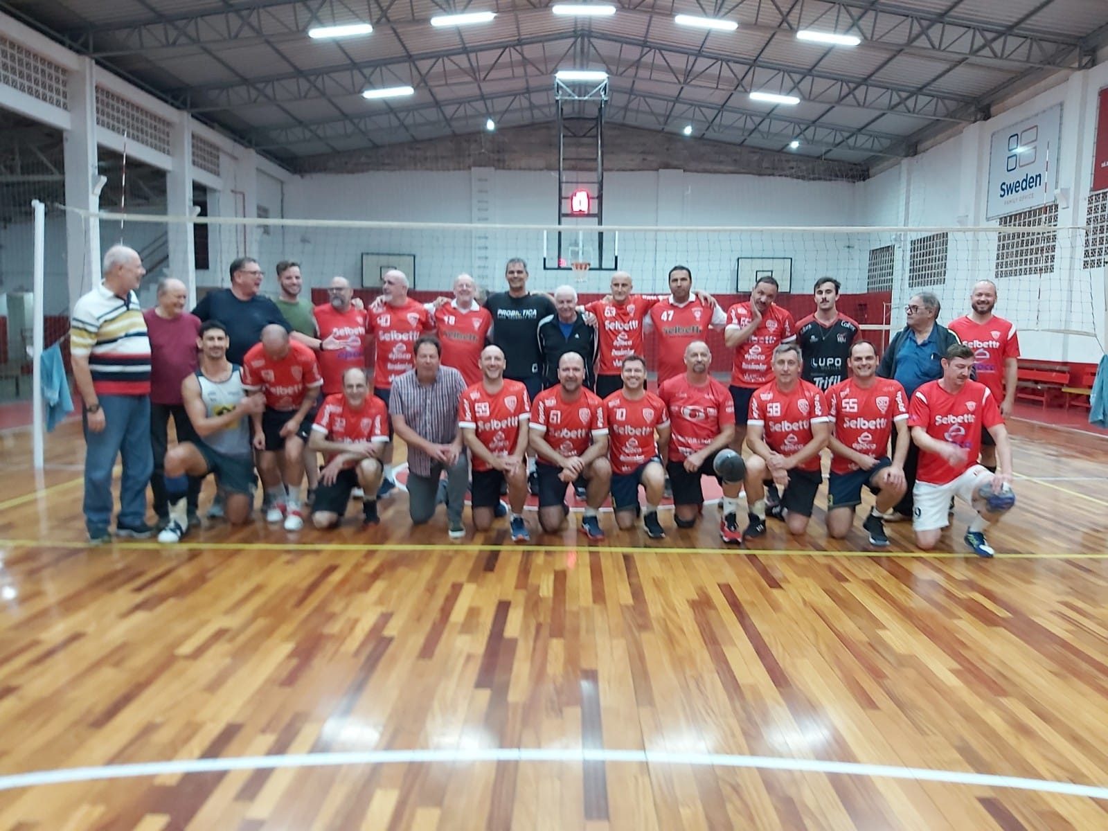 Atletas do projeto Vôlei de Base Mannerriege em quadra